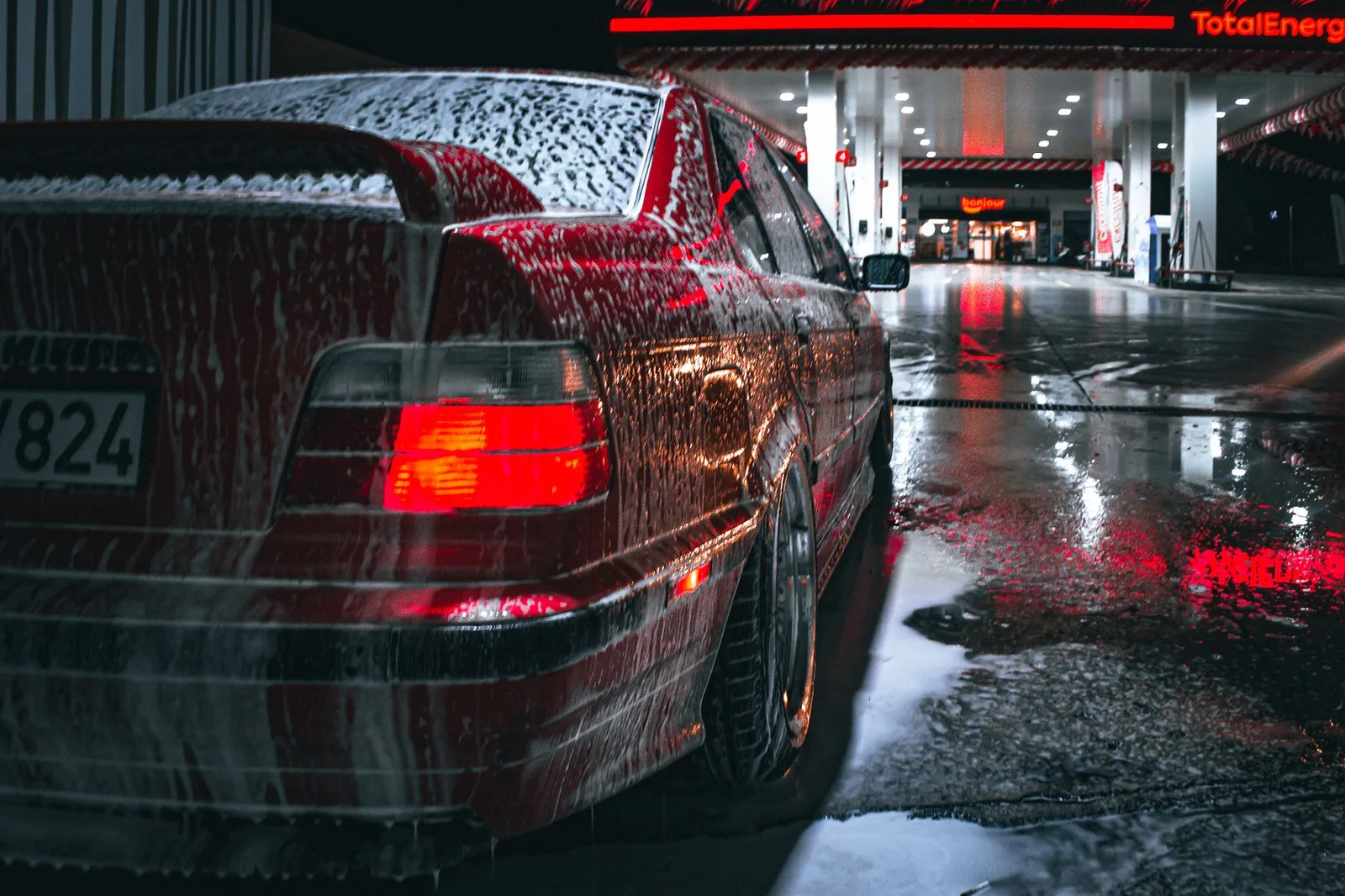 Véhicule brillant après un service complet de lavage