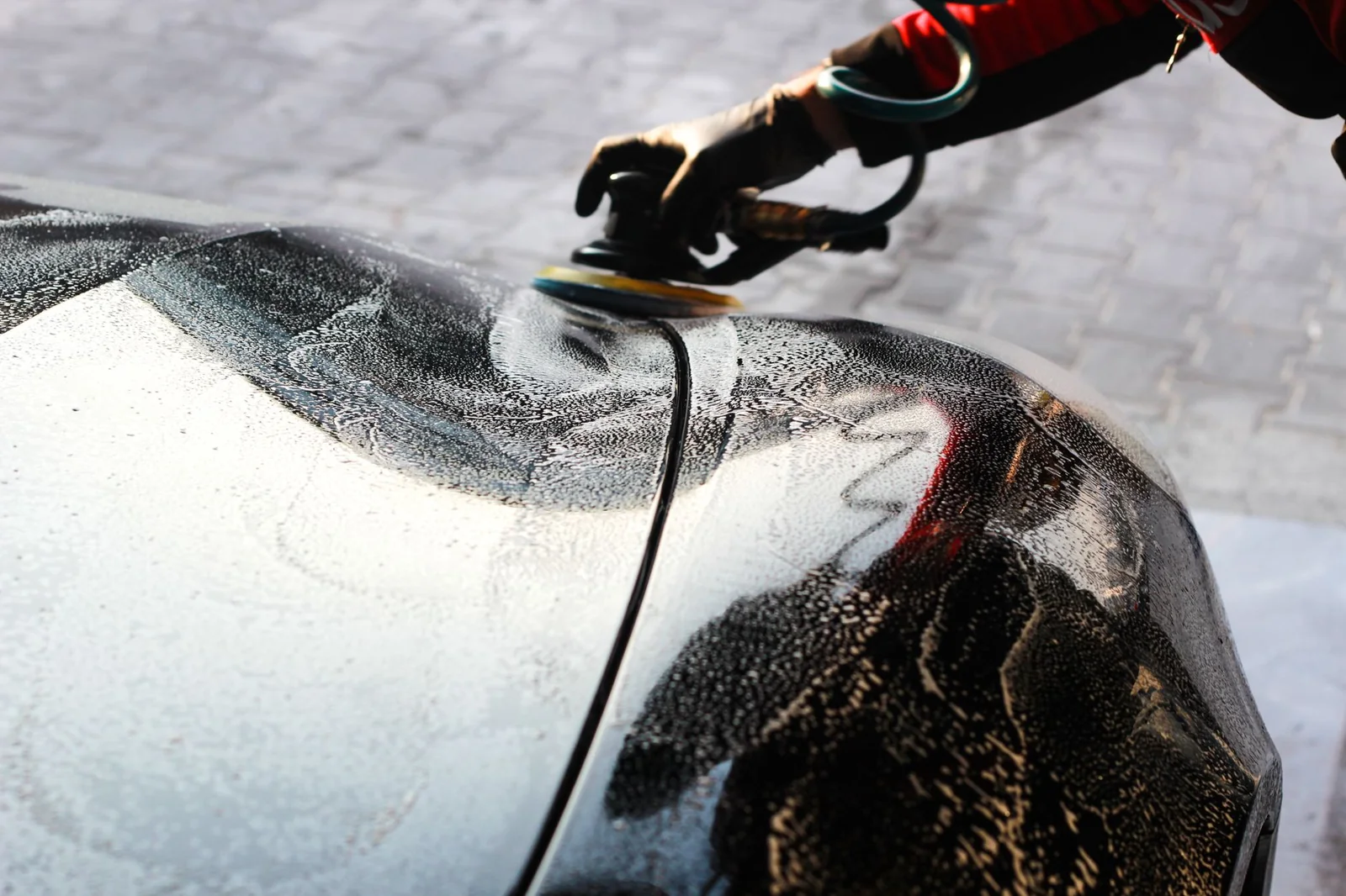 Cirage de voiture : application de cire sur la carrosserie