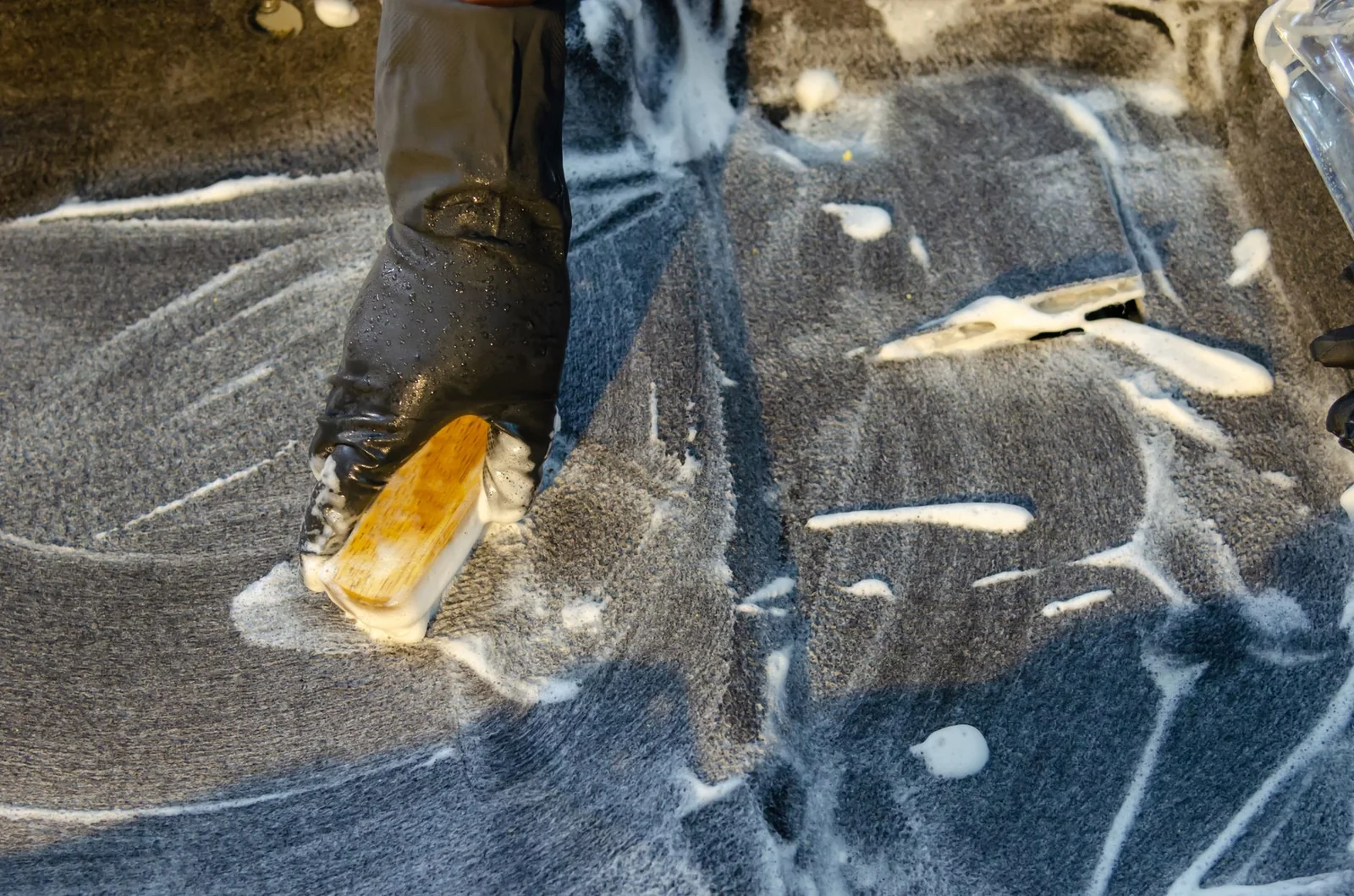 Shampoing de tapis : moquette nettoyée à la mousse