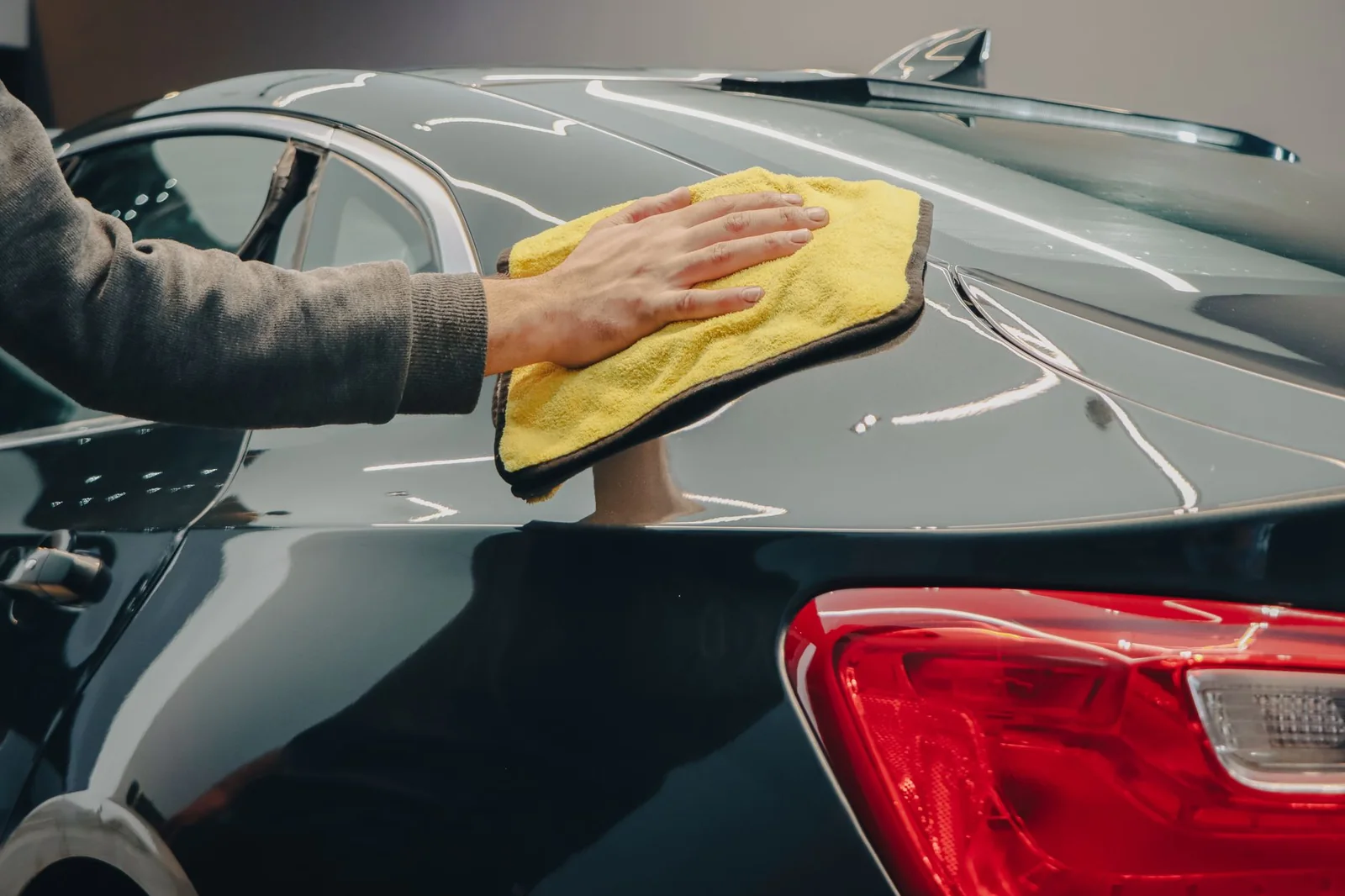 Cirage de voiture : application de cire sur la carrosserie